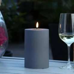LED Kerze MIA Deluxe Für Außen 3D Flamme Flackernd H: 15cm D: 10cm Outdoor Grau -Heimische Küche 4306f10b 53b0 4237 aa0e d80a8ff629b8